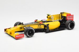 Renault F1 Team R30 #11 V. Petrov Showcar F1 2010 Minichamps 1:18 150100082 Kov
