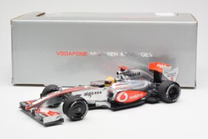 McLaren MP4-24 #1 L. Hamilton 2009 Dealer Edition Minichamps 1:18 503091801 Kov – obrázok 6 z 6