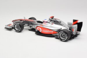 McLaren MP4-25 Vodafone #1 J. Button F1 2010 Minichamps 1:18 530101871-R1 Kov – obrázok 5 z 7