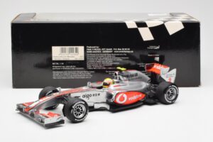 Vodafone McLaren Mercedes MP4-25 #3 L. Hamilton F1 Showcar 2010 Minichamps 1:18 530101872 Kov – obrázok 6 z 6