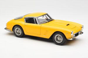 Ferrari 250 GT SWB Žltý CMC 1:18 M-054 Kov – obrázok 4 z 6