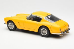 Ferrari 250 GT SWB Žltý CMC 1:18 M-054 Kov – obrázok 5 z 6