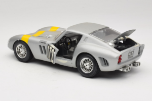 Ferrari 250 GTO #172 L. Bianchi / G. Berger Tour de France 1962 Strieborný Limitovaná Edícia Bburago 1:18 3011-S1 Kov – obrázok 5 z 8
