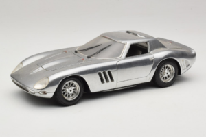 Ferrari 275 GTB Chrome Strieborný Guiloy 1:18 B004 Kov