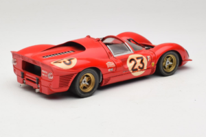 Ferrari 330 P4 #23 L. Bandini / C. Amon 24 Hours of Daytona Winner 1967 Revell 1:18 48833 Kov – obrázok 3 z 8