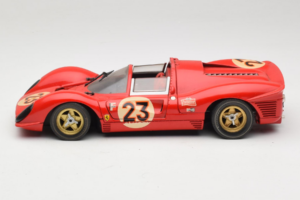 Ferrari 330 P4 #23 L. Bandini / C. Amon 24 Hours of Daytona Winner 1967 Revell 1:18 48833 Kov – obrázok 4 z 8