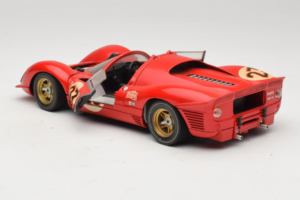 Ferrari 330 P4 #23 L. Bandini / C. Amon 24 Hours of Daytona Winner 1967 Revell 1:18 48833 Kov – obrázok 5 z 8