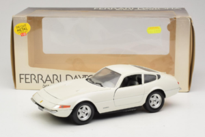 Ferrari 365 GTB/4 Daytona Berlina Biely Techno Giodi 1:18 74007 Kov – obrázok 8 z 8