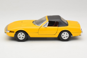 Ferrari 365 GTS Žltý S Čiernou Strechou Solido 1:18 8018 Kov – obrázok 4 z 8