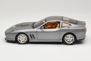 Ferrari 550 Maranello 25 Jahre Ferrari Model Club Strieborný 2. Verzia Bburago 1:18 3064-S1 Kov – obrázok 4 z 8