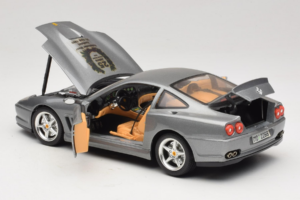 Ferrari 550 Maranello 25 Jahre Ferrari Model Club Strieborný 2. Verzia Bburago 1:18 3064-S1 Kov – obrázok 5 z 8