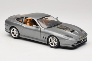 Ferrari 550 Maranello 25 Jahre Ferrari Model Club Strieborný 2. Verzia Bburago 1:18 3064-S1 Kov – obrázok 6 z 8