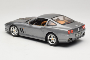 Ferrari 550 Maranello 25 Jahre Ferrari Model Club Strieborný 2. Verzia Bburago 1:18 3064-S1 Kov – obrázok 7 z 8