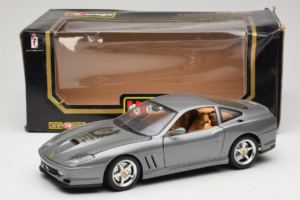 Ferrari 550 Maranello 25 Jahre Ferrari Model Club Strieborný 2. Verzia Bburago 1:18 3064-S1 Kov – obrázok 8 z 8