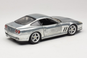 Ferrari 550 Maranello Chrome Silver Hot Wheels 1:18 25740 Kov – obrázok 3 z 8