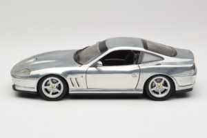 Ferrari 550 Maranello Chrome Silver Hot Wheels 1:18 25740 Kov – obrázok 4 z 8