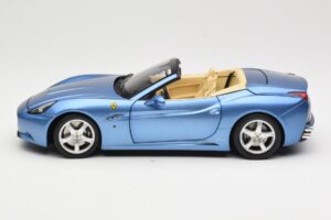 Ferrari California Svetlo Modrý Hot Wheels 1:18 N2043 Kov – obrázok 4 z 8