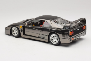 Ferrari F40 Chrome Black Bburago 1:18 3401-B1 Kov – obrázok 7 z 8