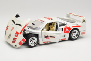 Ferrari F40 Kart-o-Mania Biely Bburago 1:18 3332-W3 Kov – obrázok 2 z 8