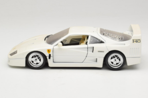 Ferrari F40 Biely Bburago 1:18 3332-W4 Kov – obrázok 4 z 8