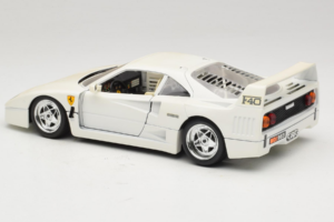Ferrari F40 Biely Bburago 1:18 3332-W4 Kov – obrázok 7 z 8