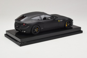 Ferrari FF Matte Black MR Collection 1:18 FERR04CAL Živica – obrázok 3 z 7