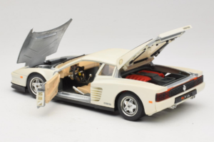 Ferrari Testarossa Biely Bburago 1:18 3019-W1 Kov – obrázok 5 z 8