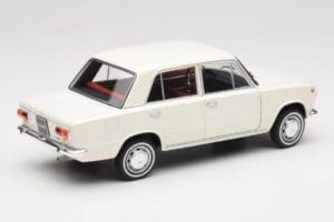 Fiat 124 Biely IXO 1:18 18CMC205OP Kov – obrázok 3 z 8