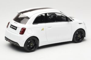 Abarth 500e Biely IXO 1:18 MCG18497 Kov – obrázok 2 z 6