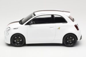 Abarth 500e Biely IXO 1:18 MCG18497 Kov – obrázok 3 z 6