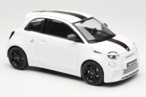 Abarth 500e Biely IXO 1:18 MCG18497 Kov – obrázok 4 z 6