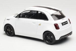 Abarth 500e Biely IXO 1:18 MCG18497 Kov – obrázok 5 z 6