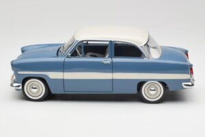 Ford Taunus 12M P2 Modrý Pruhy Revell 1:18 08880-M1 Kov – obrázok 4 z 8