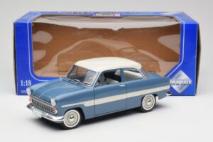 Ford Taunus 12M P2 Modrý Pruhy Revell 1:18 08880-M1 Kov – obrázok 8 z 8