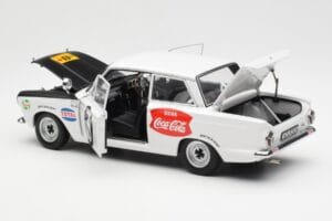 Ford Cortina Mk1 #3 P. Hughes / B. Young African Safari Rally 1964 AUTOart 1:18 86428 Kov – obrázok 5 z 8
