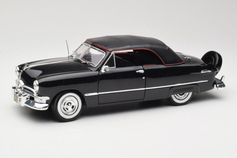Ford Deluxe Kabriolet Čierny Maisto 1:18 31681 Kov