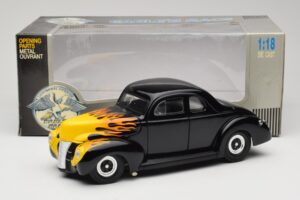 Ford Deluxe Hot Rod Čierny Universal Hobbies 1:18 6002 Kov – obrázok 8 z 8