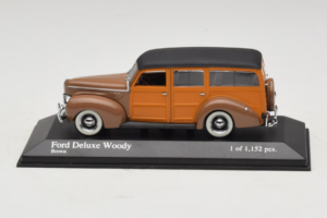 Ford DeLuxe Woody Station Wagon Hnedý Minichamps 1:43 400082111 Kov