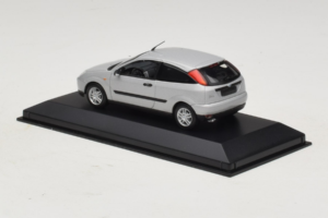 Ford Focus Mk1 3-Door Strieborný Minichamps 1:43 FOCUS005 Kov – obrázok 3 z 5