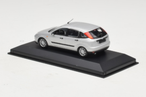 Ford Focus Mk1 Strieborný Minichamps 1:43 FOCUS006 Kov – obrázok 3 z 4