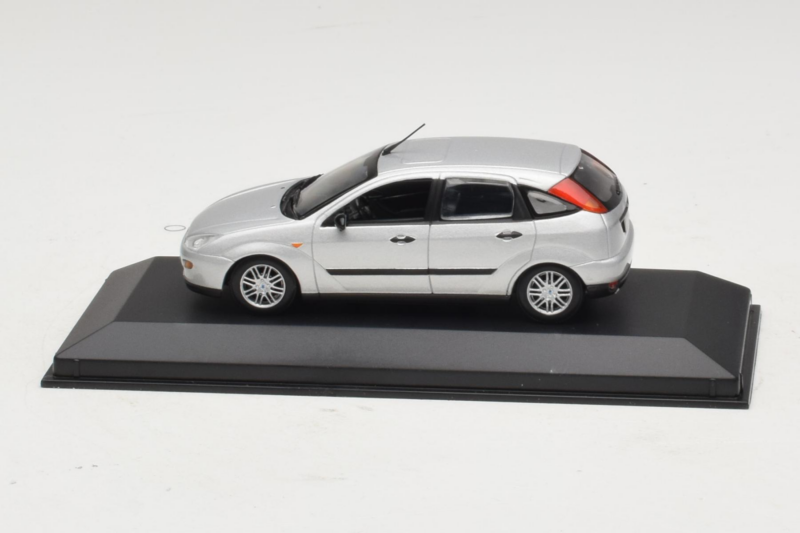 Ford Focus Mk1 Strieborný Minichamps 1:43 FOCUS006 Kov