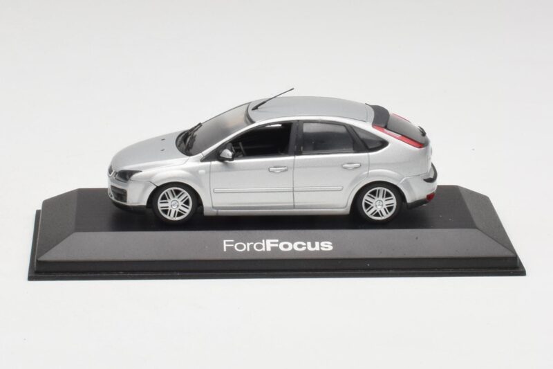 Ford Focus Mk2 Moondust Strieborný Minichamps 1:43 Ford Focus Mk2 Moondust Strieborný Minichamps 1:43 FOCUS002 Kov
