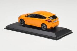 Ford Focus ST Mk3 Tangerine Scream Minichamps 1:43 FOCUS001 Kov – obrázok 3 z 4