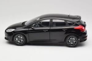 Ford Focus ST Mk2 Panther Black Metallic Minichamps 1:18 110082000 Kov – obrázok 4 z 8