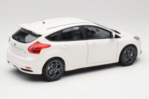 Ford Focus ST Mk2 Biely Minichamps 1:18 110082004 Kov – obrázok 3 z 8