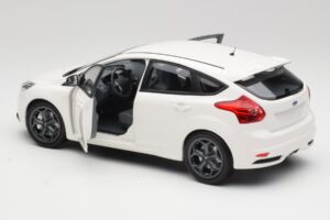 Ford Focus ST Mk2 Biely Minichamps 1:18 110082004 Kov – obrázok 5 z 8