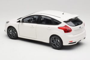 Ford Focus ST Mk2 Biely Minichamps 1:18 110082004 Kov – obrázok 7 z 8
