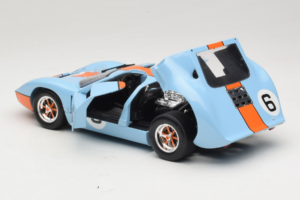 Ford GT40 Gulf #6 J. Ickx / J. Oliver 24 Hours of Le Mans 1969 Eagles Race 1:18 300600 Kov – obrázok 5 z 8