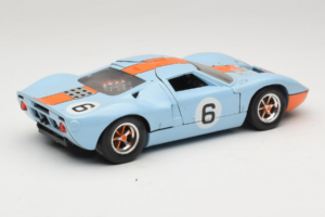 Ford GT40 Gulf #6 J. Ickx / J. Oliver 24 Hours of Le Mans 1969 Revell 1:18 48824 Kov – obrázok 3 z 8