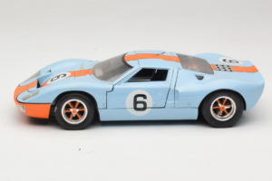 Ford GT40 Gulf #6 J. Ickx / J. Oliver 24 Hours of Le Mans 1969 Revell 1:18 48824 Kov – obrázok 4 z 8